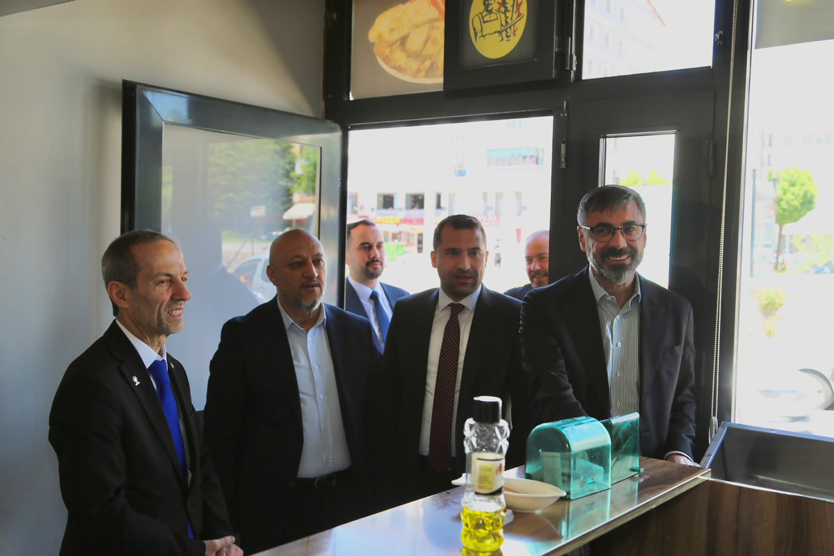akgenclikbitlis's tweet photo. Genel Merkez MKYK Üyemiz Sn. Abdurrahman AKYÜZ, İl Başkanımız Sn. Engin GÜNCEOĞLU,il Gençlik kolları başkanımız Sn. Vahit ORAK, Bitlis Belediye Başkanımız Sn. Nesrullah TANGLAY, Merkez İlçe Başkanımız Sn. Turgay KURTKAN ile birlikte;

Bitlis’te esnaf ziyaretleri gerçekleştirerek kıymetli esnaflarımızla bir araya geldik. Samimi sohbetler eşliğinde talep ve önerileri dinleyip, hasbihâl etme imkânı bulduk.

Misafirperverlikleri ve sıcak karşılamaları için tüm esnafımıza gönülden teşekkür ediyor, bereketli ve hayırlı kazançlar diliyoruz.

@T_Bedirhanoglu
