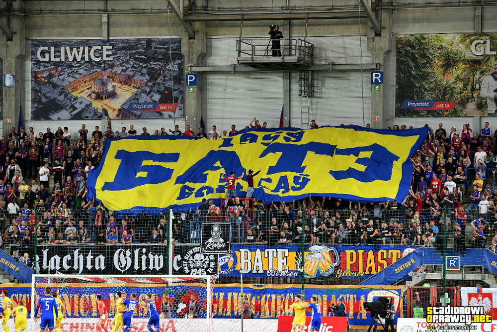 Ptyszard_FPL's tweet photo. 🗓️ W 2019 Piast gra z BATE w LM przy komplecie publiczności w meczu przyjaźni. 

Na młynie Piasta wywieszono transparent „Futbolowi Fanatycy”, w centralnej części znajdowały się dwa herby – Piasta i BATE. Dodatkowo nad głowami powiewały machajki w barwach obu klubów.

#PGtwitter https://t.co/pYvWN81YtP
