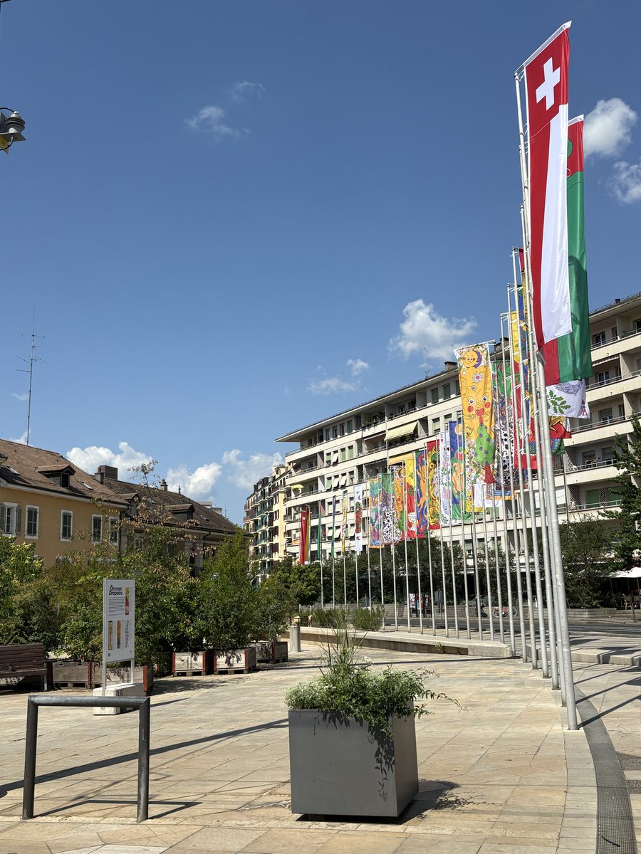 GmurHelen's tweet photo. Happy #Sunday #Bon #Dimache
Something to write #home about 🤩
We sat down, was asked by a young #family & #grandparents if we could move to smaller table, of course.
When it came to pay our bill, it’s all paid 😳🤩
This is friendly #Carouge #Geneva #Switzerland https://t.co/mgzLyGyY1r