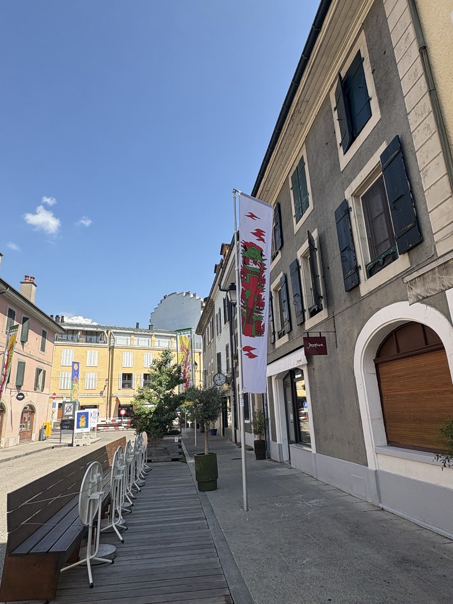 GmurHelen's tweet photo. Happy #Sunday #Bon #Dimache
Something to write #home about 🤩
We sat down, was asked by a young #family & #grandparents if we could move to smaller table, of course.
When it came to pay our bill, it’s all paid 😳🤩
This is friendly #Carouge #Geneva #Switzerland https://t.co/mgzLyGyY1r