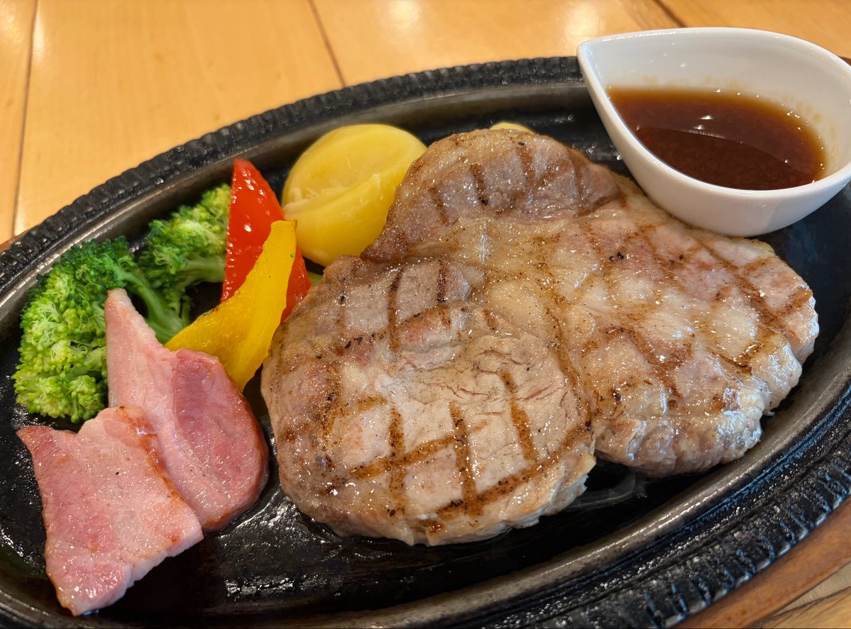 _never_natto's tweet photo. 豚のテーマパークサイボクでステーキをいただく
それにしても埼玉暑すぎﾜﾛﾀ https://t.co/9ZPnXmWlRf