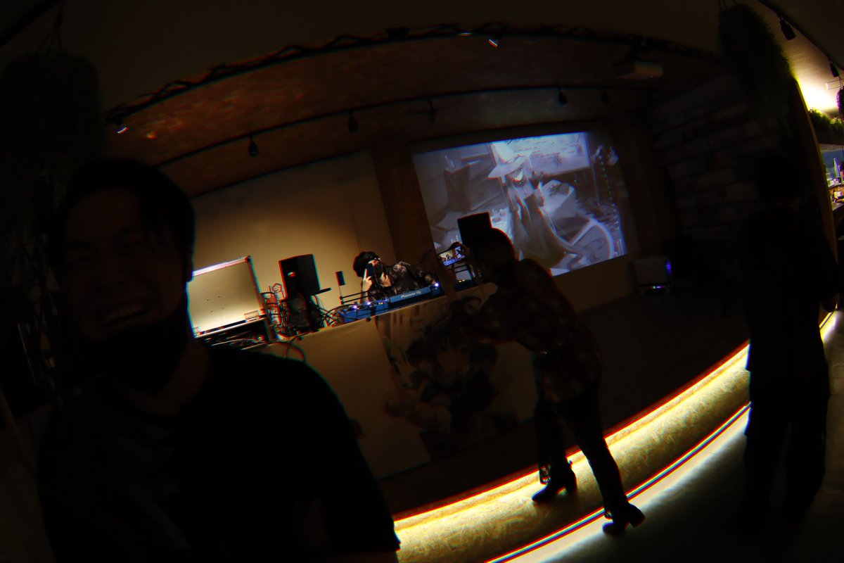 Hibiki_AzK41's tweet photo. こちら。
レタッチ前は１枚目だったから気づかなかったけど、
レタッチするために明るくしたら、これよ笑
奥では撮影、手前は有木マンのバカ笑顔の写真

撮影中は奥に気を取られてたけど、こんな構図になってたとは…
#Apollo誕生祭2026 https://t.co/TZwCsCKyet