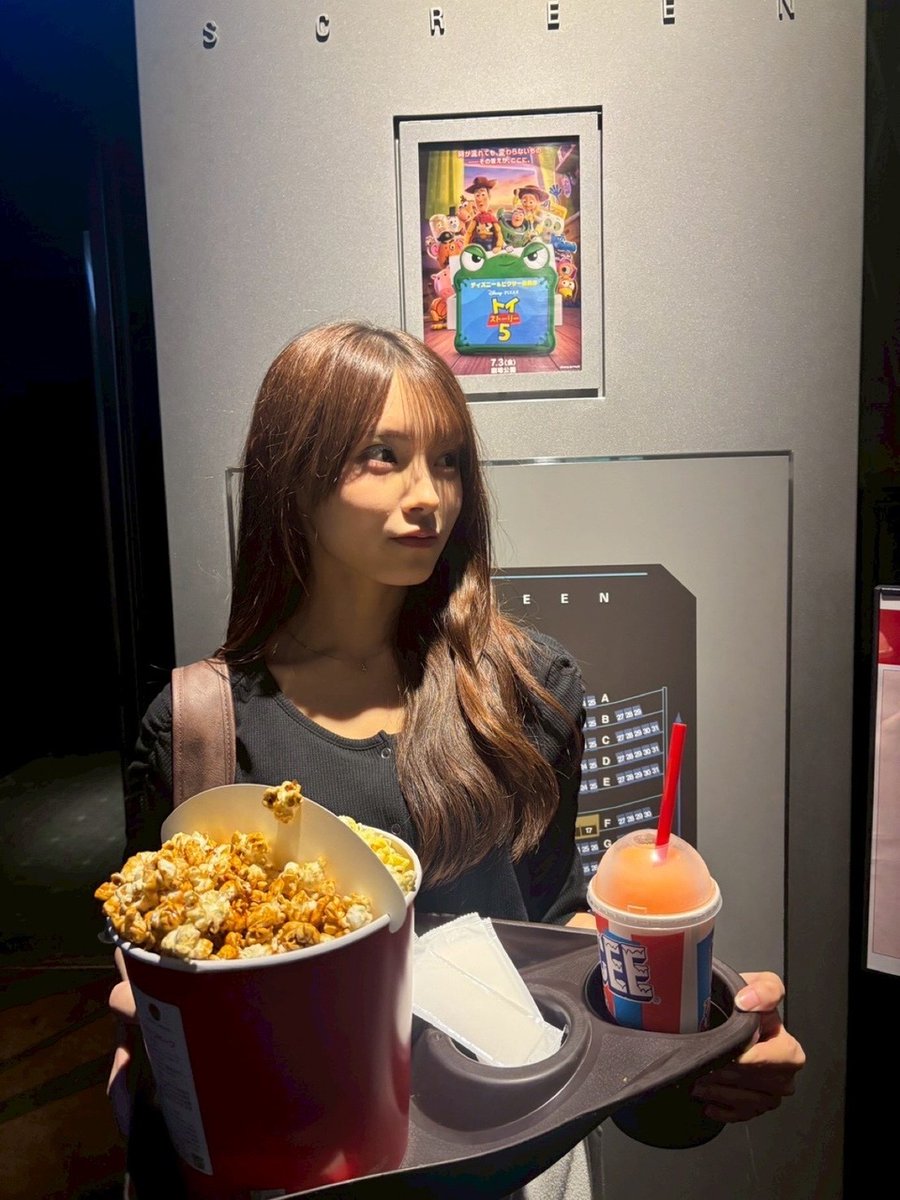 nogizaka46's tweet photo. 【ブログ更新 森平麗心】 一緒に観に行きませんか https://t.co/mdILMN42HR https://t.co/QNVhfs5MNQ