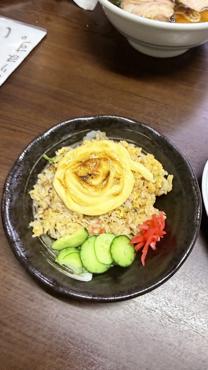 leiabout's tweet photo. 喜多方ラーメン大槻店来ました。肉ラーメンと麺類頼んだ人だけ牛串。焼きマヨチャーハン半分、おいしい餃子、紅生姜餃子。 https://t.co/55PuS9x1n7