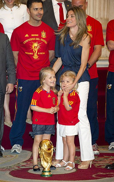 LFC_ID's tweet photo. Leonor, Princess of Asturias, saat Spanyol jadi juara World Cup 2010 masih umur 5 tahun ❤️

Sekarang, usianya dah 20 tahun, saat Spanyol masih berpeluang juara dunia lagi. Udah dewasa. Calon Ratu Spanyol.

Saling lirik dengan Gavi di video ini, ternyata cuma gossip. Beda "kasta" lah ya pastinya.

Princess Leonor nguasain 8 bahasa, udah ikut wamil lengkap, darat laut dan udara. 1 tahun di akademi AD di Zaragoza, 6 bulan di AL, satu tahun di AU San Javier.

Patut dijadikan contoh, ga cuma jadi pewaris yang plonga plongo.