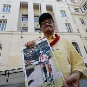 Rossella660's tweet photo. "Fermatevi, sono un uomo vecchio e pacifico" urlava ai poliziotti che continuavano a colpirlo
Arnaldo Cestaro uscì dalla macelleria Diaz con fratture e danni permanenti 
Fece ricorso alla Corte Europea dei diritti dell'uomo.
La legge sulla tortura si deve anche a lui
#genova2001 https://t.co/2VgfVBWhsD