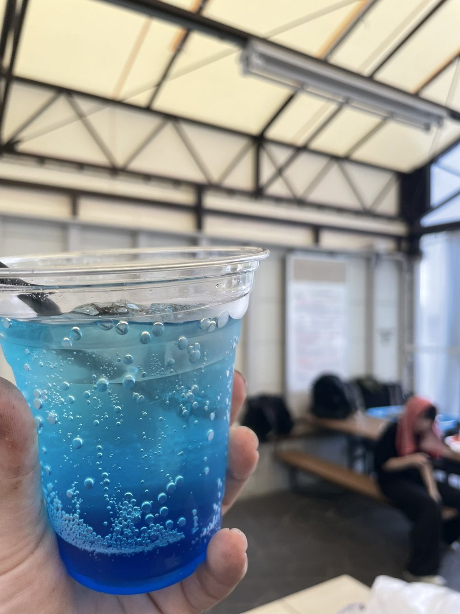 tatsu_08191's tweet photo. 学生の頃はタイミングあわず、体験できなかったProgateBarを卒業後に!
#ProgateBar https://t.co/H8GxmXH2u4