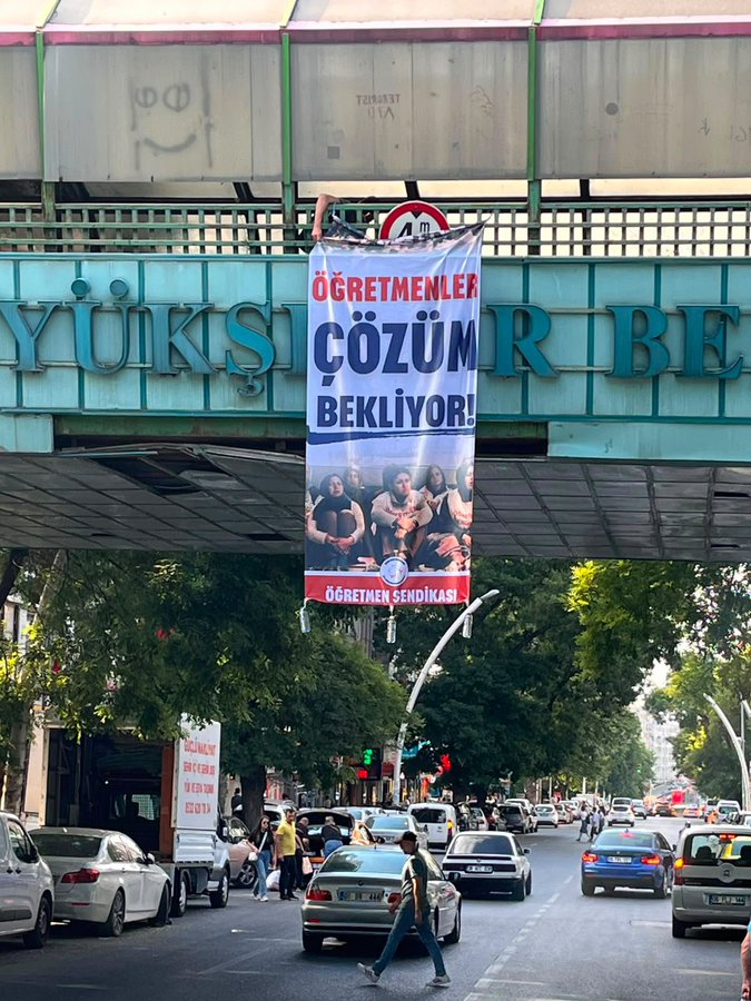 GazeteAlinteri7's tweet photo. 📢Ankara'nın birçok bölgesine "Öğretmenler çözüm bekliyor!" pankartları asıldı 

🔹Ankara'nın Meşrutiyet-Mithatpaşa-Esat-Libya-Meclis Parkı bölgelerine aynı anda @ogretmensendika imzalı  "Öğretmenler çözüm  bekliyor!" pankartları asıldı. 

#MülakataAtamaTabanMaaşaYasa https://t.co/hP8ykFsz4O