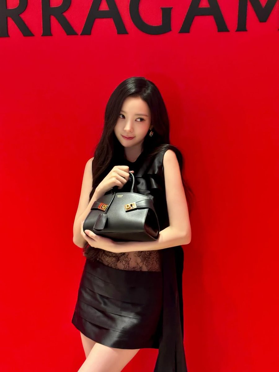 naarivn's tweet photo. iconic hugs to FERRAGAMO ♡ https://t.co/WybxzPwTMZ