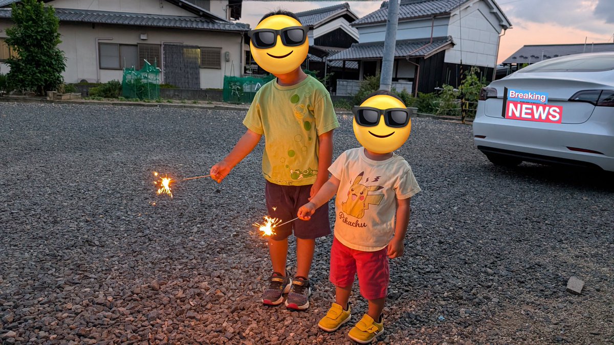 626Lab's tweet photo. 子供の時の写真って、当時の車が写ってること多くない？意図してなかったが、この写真も「テスラ懐かしー」的な時代が来るかもね。 https://t.co/7RAXdKEew6