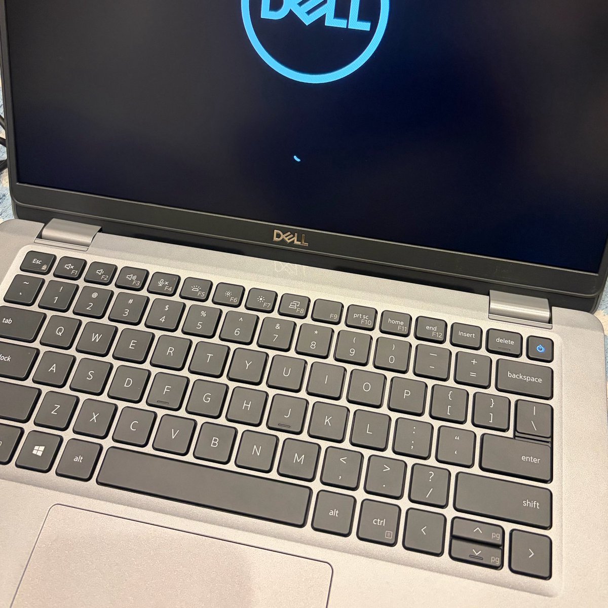 E_Mir_a's tweet photo. ノートPCもらった😭
まさかのUS配列発見してガチ嬉しいゴロ寝PCにする🫶 https://t.co/HxUhCooN5R