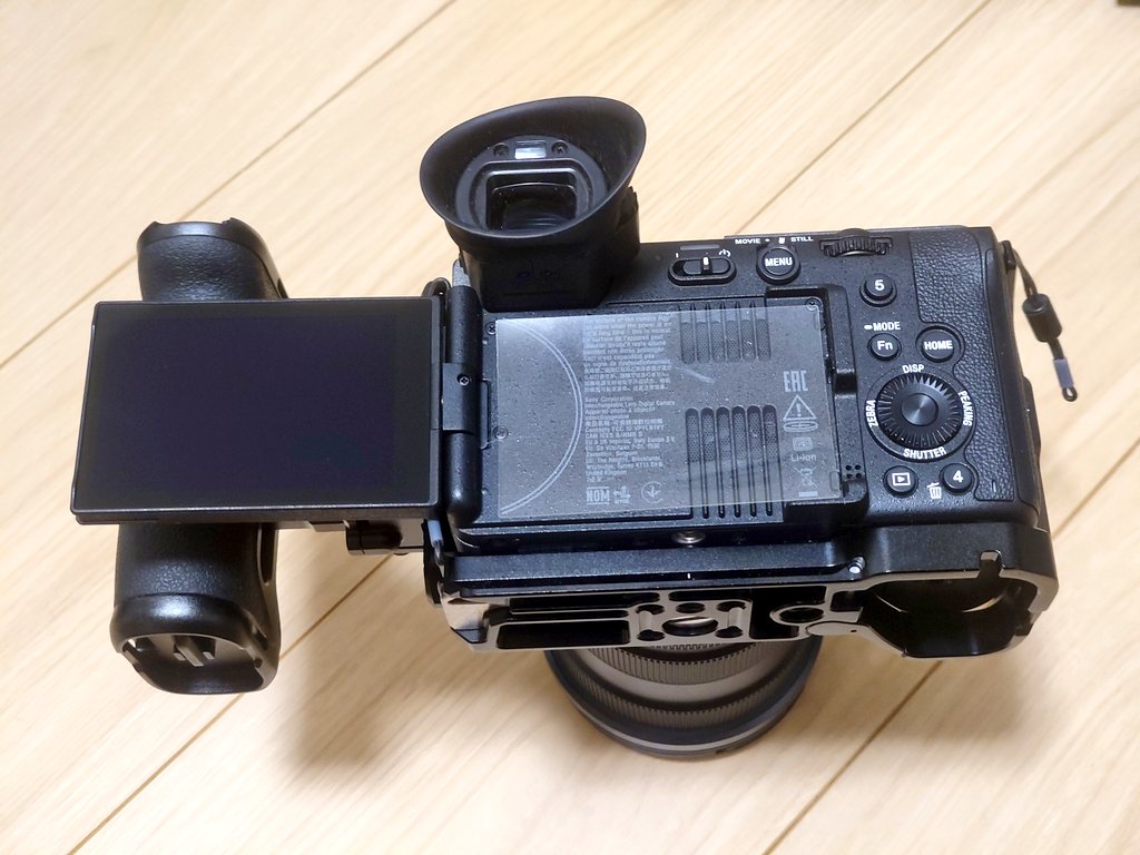 izumiosaragi's tweet photo. ガラスフィルムがないので、これもフィルムを試せということかと思いハクバさんのPET製液晶保護フィルムを使ってたけど、液晶を開いたらフィルムが綺麗に剥がれていた。(基本液晶は内側に閉じている)

傷つく傷つかない、透明感以前に勝手に剥がれてるんじゃ保護フィルムの意味ないじゃん😭 https://t.co/DUZpIuJdRe