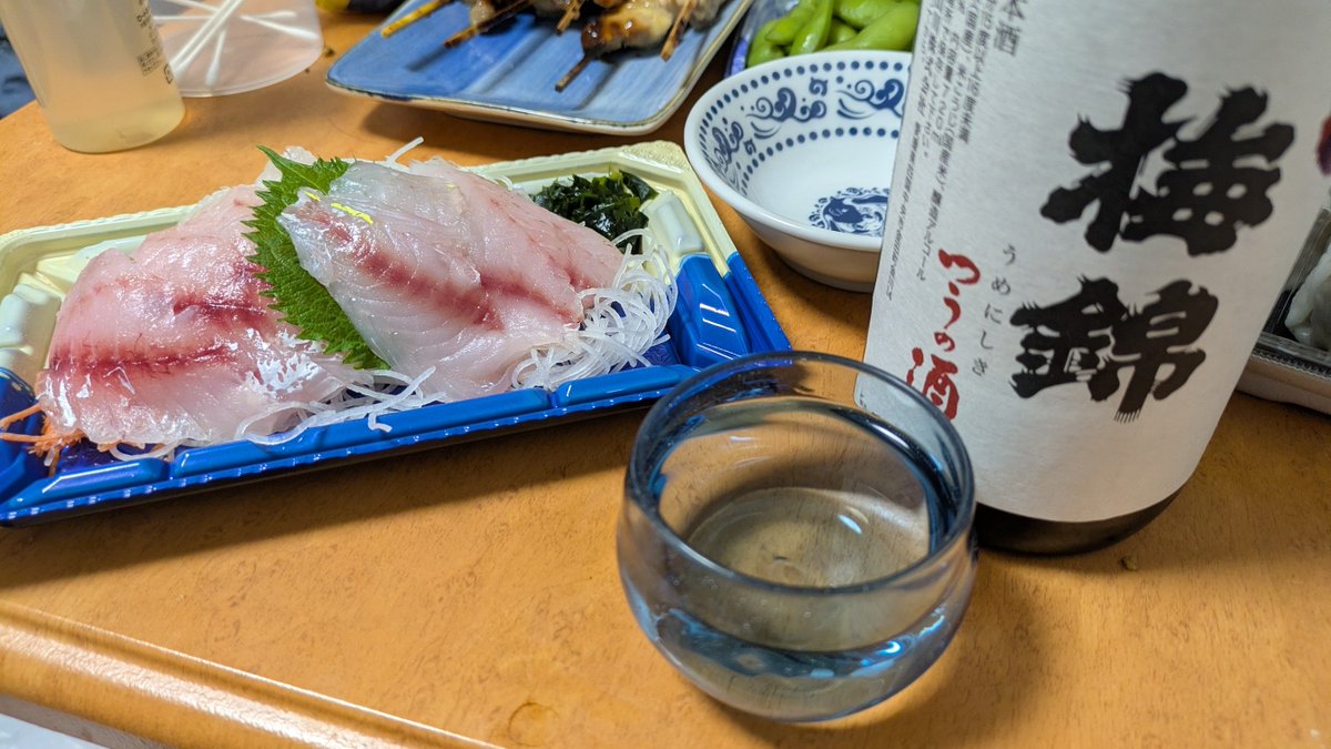 yodono_michi's tweet photo. 四国からの撤退準備の中で、愛媛の魚の刺身と愛媛の日本酒で晩酌🍶 https://t.co/Dzbk2AXegg