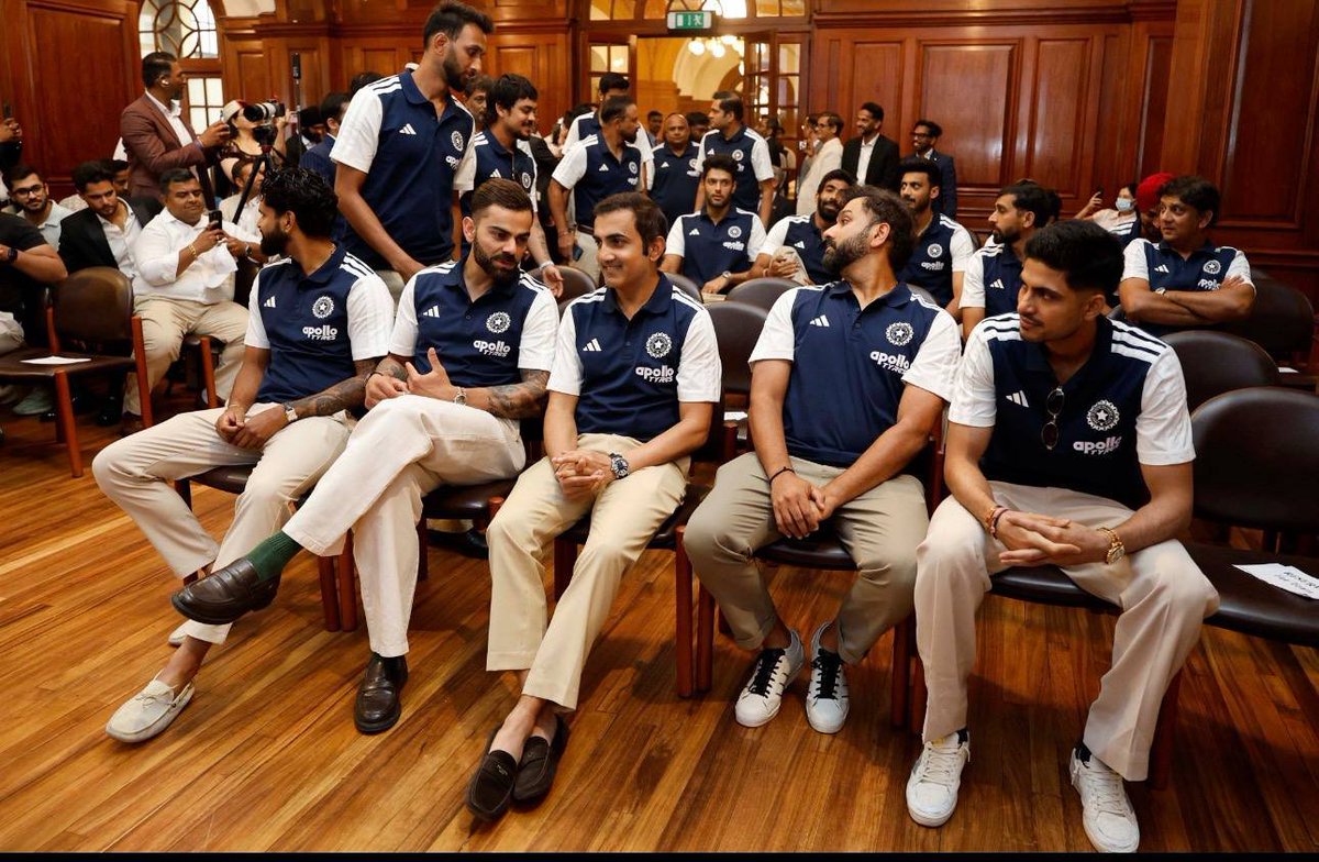 HeyItsDip's tweet photo. Pr wo falana Jourrnnnanssliisusttttttt keh rhe the ki Virat aur Gambhir to baat hi nhi krte ek doosre se 😭😂

Infact kuch keh rhe the agar baat kr rhe to ek clip dikha do …

And then BCCI posted this 😭 https://t.co/rEDJHZ4UCD