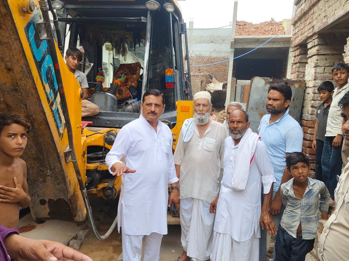 ErMammanKhan's tweet photo. आज उमरा गाँव की चांद पट्टी में रेनीवेल पेयजल सप्लाई लाइन कार्य का औचक निरीक्षण किया। मौके पर विभाग का कोई जेई, एसडीओ या ठेकेदार मौजूद नहीं था, जो गंभीर लापरवाही है। स्वच्छ व पर्याप्त पेयजल उपलब्ध कराना मेरी प्राथमिकता है, और निगरानी जारी रहेगी।
@cmohry https://t.co/WMSY20FMSX