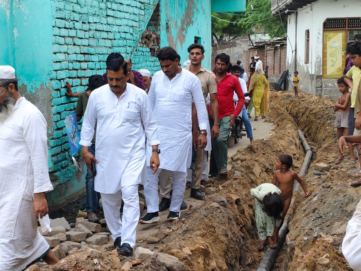 ErMammanKhan's tweet photo. आज उमरा गाँव की चांद पट्टी में रेनीवेल पेयजल सप्लाई लाइन कार्य का औचक निरीक्षण किया। मौके पर विभाग का कोई जेई, एसडीओ या ठेकेदार मौजूद नहीं था, जो गंभीर लापरवाही है। स्वच्छ व पर्याप्त पेयजल उपलब्ध कराना मेरी प्राथमिकता है, और निगरानी जारी रहेगी।
@cmohry https://t.co/WMSY20FMSX