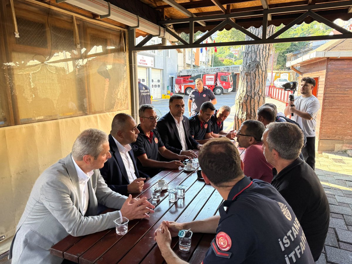 Hibrahimkursun's tweet photo. İstanbul Milletvekilimiz @sevansivacioglu ile birlikte Büyükdere İtfaiye İstasyonumuzu ziyaret ederek fedakârca görev yapan kahraman itfaiye personelimizle bir araya geldik.

Her şartta büyük bir sorumluluk bilinciyle görev yapan, milletimizin huzur ve güvenliği için özveriyle çalışan tüm itfaiye teşkilatımıza emekleri için teşekkür ediyor, görevlerinde başarılar ve kolaylıklar diliyorum. 

#SevdamızSarıyer