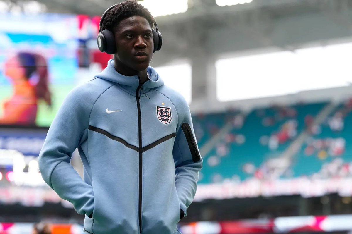 rishdeen99's tweet photo. Thomas Tuchel🗣️: Kobbie Mainoo was injured in the last training session. 🏴󠁧󠁢󠁥󠁮󠁧󠁿

"HE FELT A SHARP PAIN IN THE BACK."

#MUFC #FIFAWorldCup https://t.co/pjb5DQ9Yam
