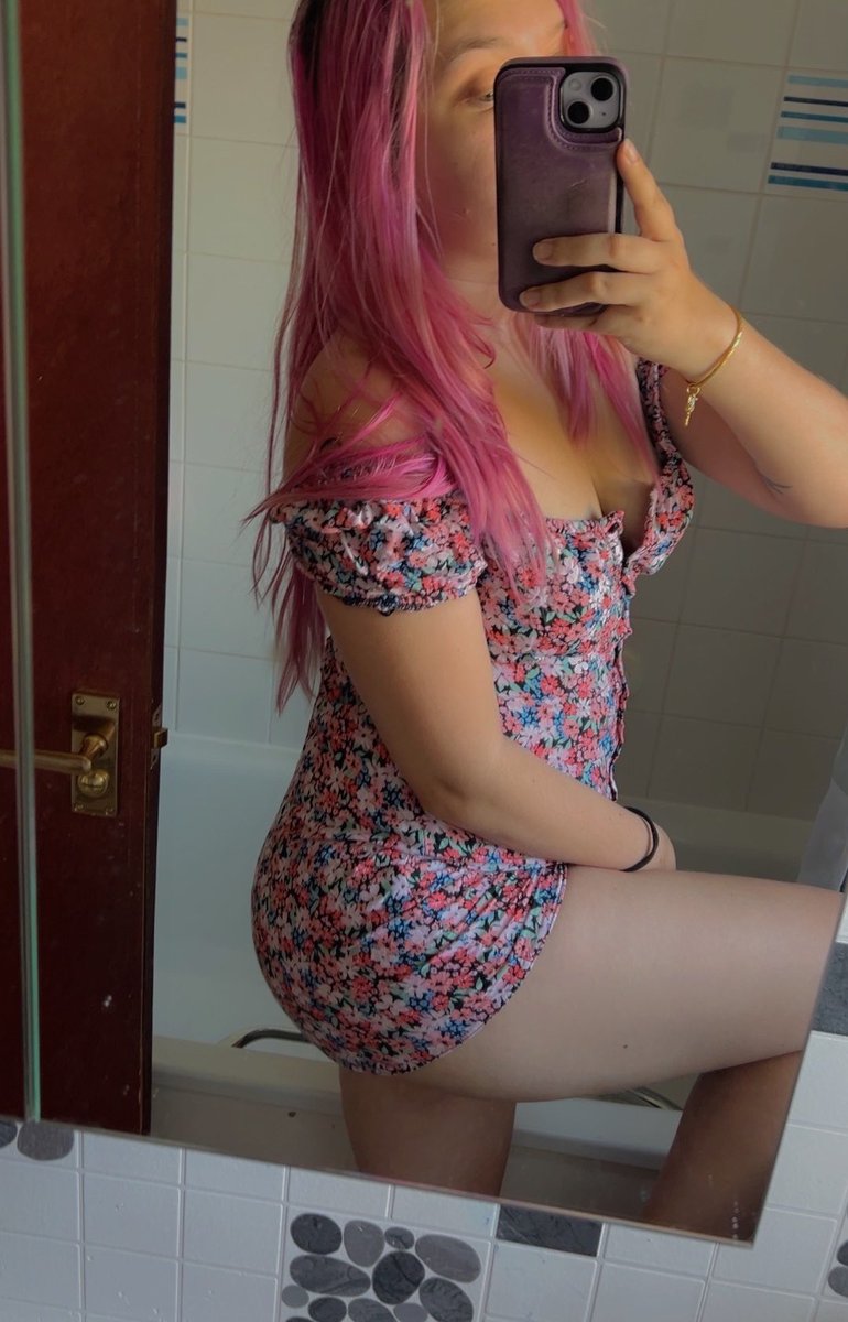 NeonKisa's tweet photo. Cute enough for a picnic or dangerous enough to ruin your focus? ๐๐ธ
#OnlyFans #Findom #PinkHair #AltGirl #Brat #SoftDomme #Creator #PrincessKisa https://t.co/t3BsA4R28o
