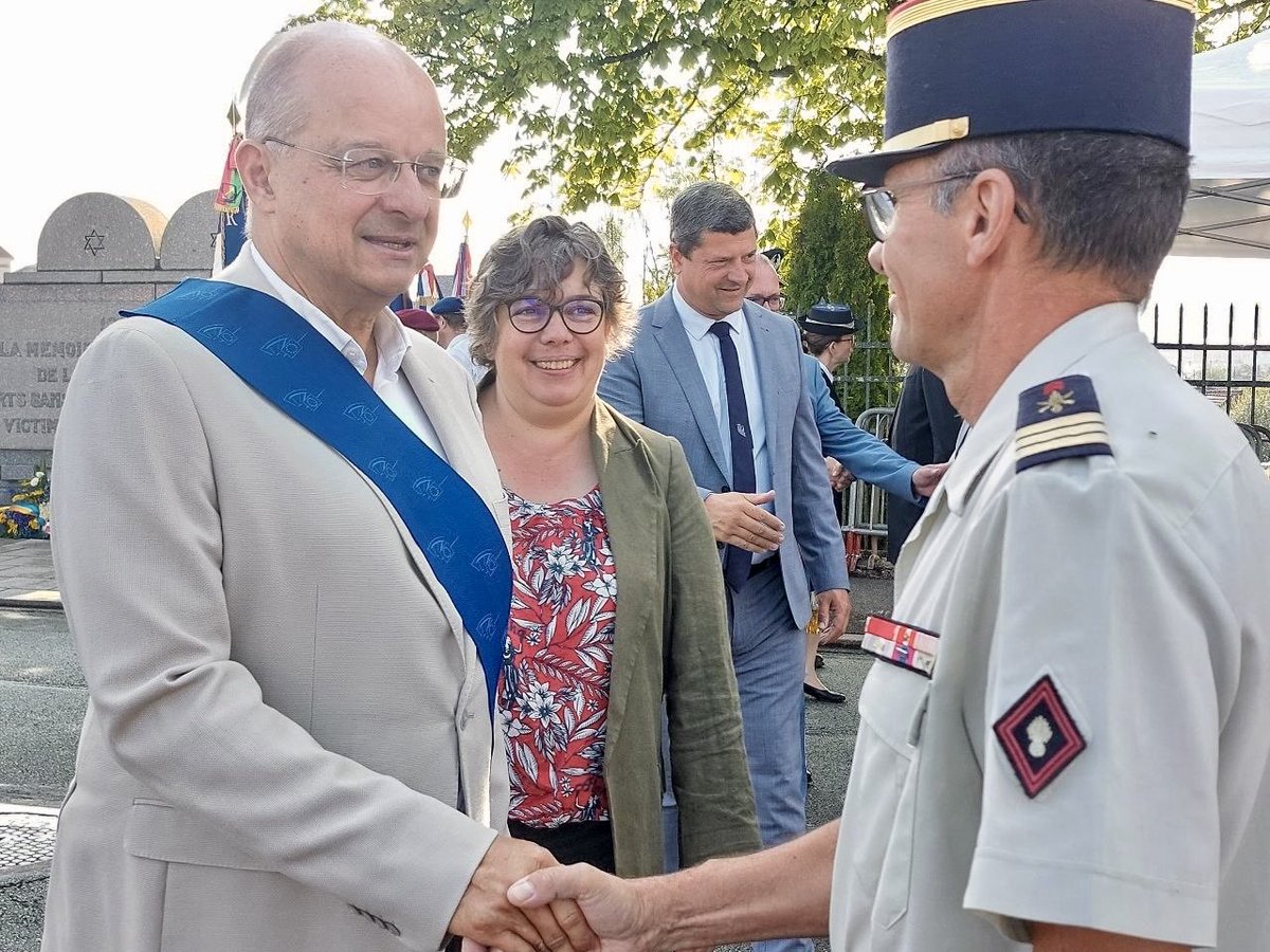 GrudlerCh's tweet photo. Cérémonie nationale en souvenir de la rafle du Vel d’hiv et en hommage aux #Justes parmi les Nations 🔯🇨🇵 Moment de mémoire, d’émotion et de recueillement devant le cimetière israélite de #Belfort. https://t.co/DyvefeG7n5