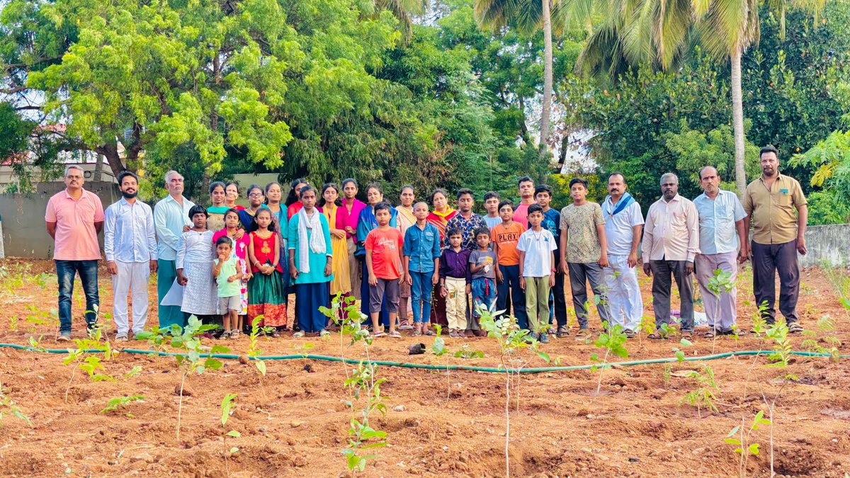 Pranatenkasi's tweet photo. இயற்கையை மீட்டெடுக்கும் நோக்கில், தென்காசி சத்ய சாய் சேவா சமிதி பாலவிகாஸ் மாணவர்கள் & பெற்றோர்கள் நமது களப்பணியில் பங்கேற்று மரக்கன்றுகள் நட்டனர்.🌱 அவர்களுக்கு மியாவாகி குறுங்காடுகளின் முக்கியத்துவம் குறித்து விளக்கப்பட்டது.🤝
#Prana #Tenkasi #ப்ராணா #தென்காசி #GoGreen https://t.co/PE4IDDYTGg
