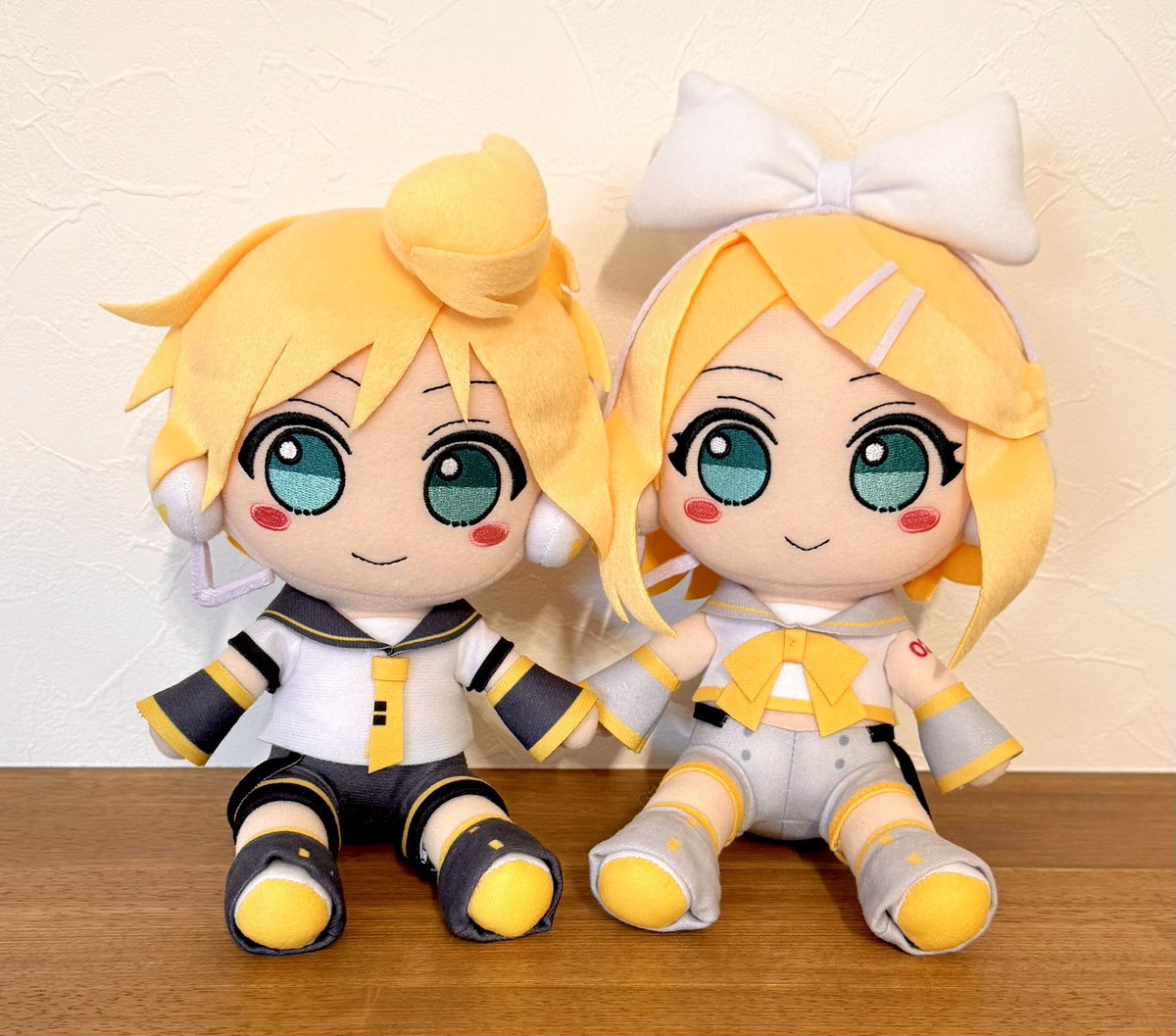 LR_kgm115's tweet photo. 新しくお迎えした
SUPER PACKの鏡音ぬいちゃん💛🧡

かわいすぎる…！

#ぬいぐるみねちゃん https://t.co/pfzcNLaGTM