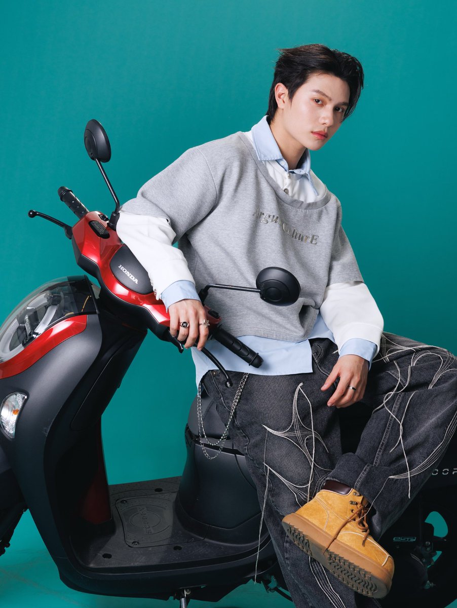 harxeuphoria's tweet photo. william instagram update with scoopy 🖤

🎸: baby, let’s vroom vroom 🏁🚦

( #williamjkp ) 
#ScoopyGang #NewHondaScoopy https://t.co/obodPJxiAD