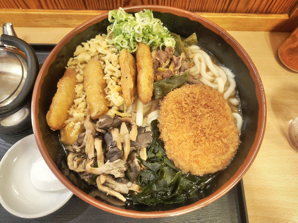 mononofu5's tweet photo. 1年ぶりに牧のうどん
めっちゃ旨い😋

けどコロッケ、ごぼ天のトッピングの上、なぜか天かす入ってて油っこくなっちまった！
最後は気分悪くなって大失敗😵‍💫

次は油控え目にしよう https://t.co/C5MlH6dBH0