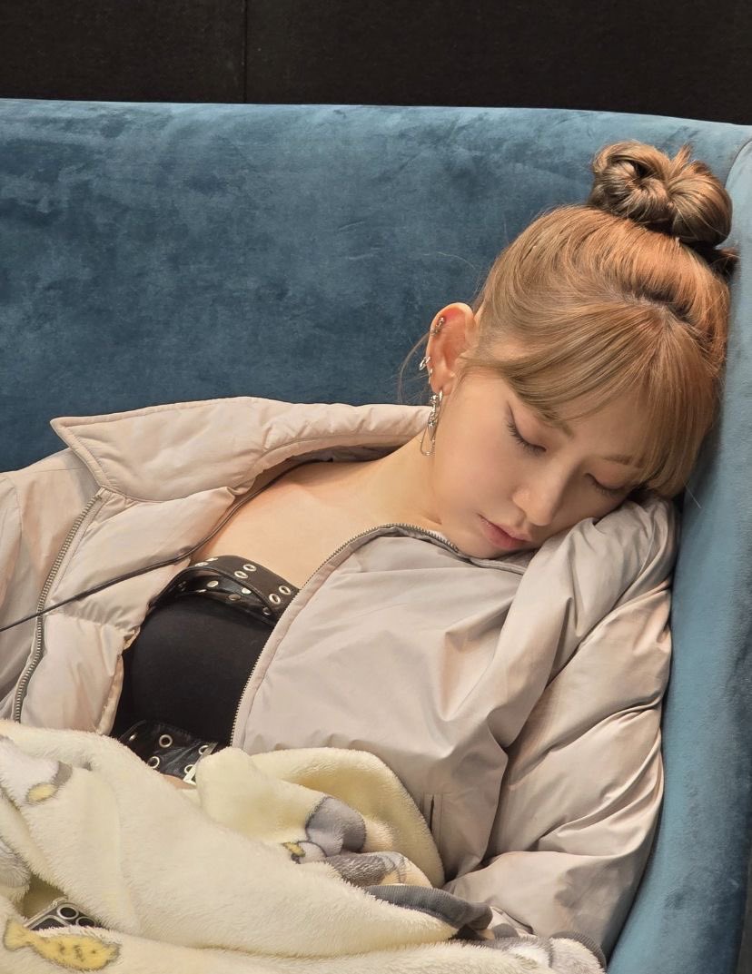 ynjnfims's tweet photo. photos you would have in your gallery if sakura was your girlfriend https://t.co/E7jucnuPGb