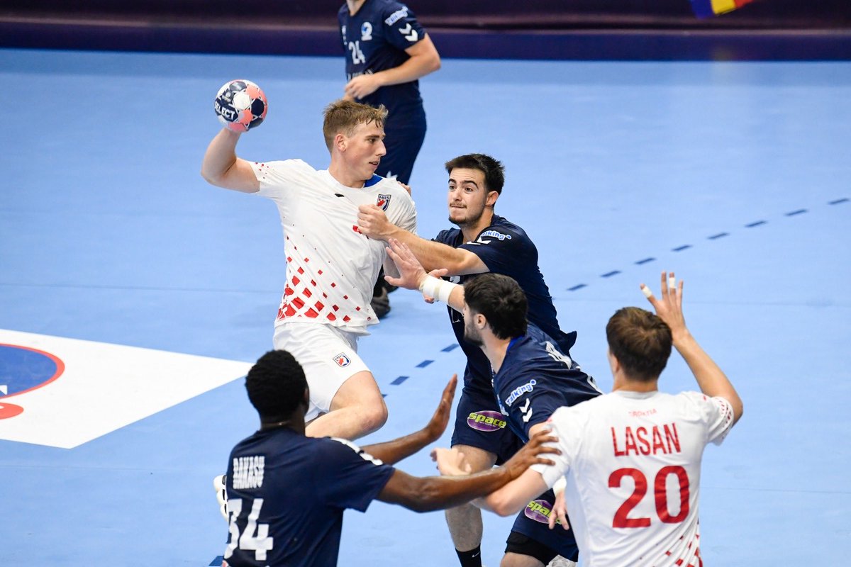 HRS_CHF's tweet photo. 🇭🇷 | 𝐉𝐮𝐧𝐢𝐨𝐫𝐢 |

Nažalost, #crohandball juniori nisu uspjeli doći do pobjede u posljednjoj utakmici na Europskom prvenstvu ❌

Naši najefikasniji igrači danas bili su Matko Moslavac s 10, Petar Šprem sa 7 te Loris Hromin sa 6 pogodaka 🎯

#ehfeuro2026 #followthefuture https://t.co/cirNkk2mRz