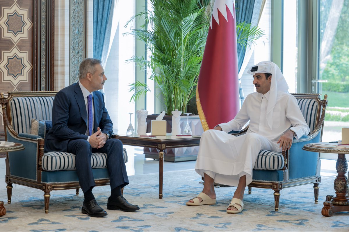 AmiriDiwan's tweet photo. سمو الأمير المفدى يستقبل سعادة السيد هاكان فيدان وزير خارجية الجمهورية التركية الشقيقة، بمكتبه في قصر لوسيل.  https://t.co/lpk7Rf5MzS https://t.co/DJqQWMsh4a