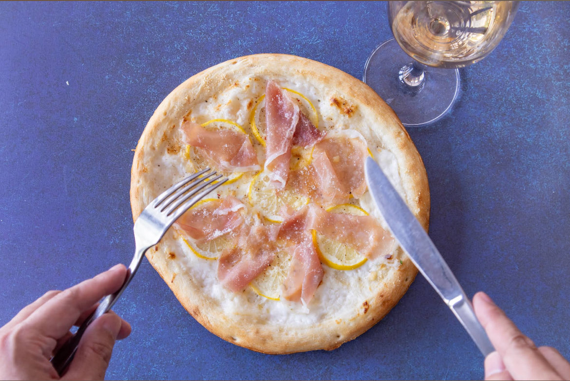 terreas_'s tweet photo. 🍕 生ハムとサワークリーム、レモンのピッツァ

塩味の効いた生ハム、まろやかなサワークリーム、フレッシュレモンの爽やかな酸味。

ひと口ごとに広がる、夏だけの贅沢な味わいをお楽しみください。

期間限定販売中！
みんなは、どれが食べたい⁉️(^○^)

ご予約はこちら↓ https://t.co/Bj630ifMrZ