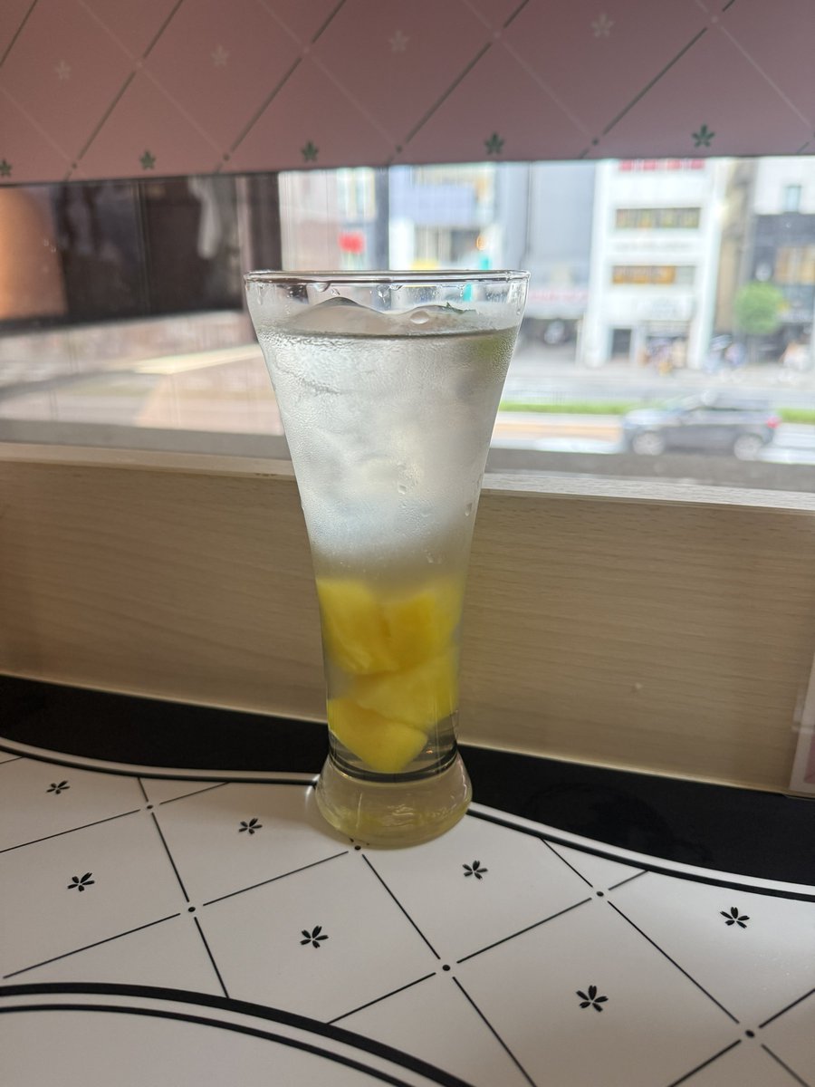 Spa_Orange's tweet photo. 写真撮って飲まずに置いてたら
とり吉くん乗せ忘れたらしく
後から連れてきてくれました🦜

あと、壁紙上に移動して
ひいろちゃんの欠けが無くなってた。
#櫻坂46_Whatslonesome 
#櫻坂46 #Sakurazaka46
#櫻坂46CAFE #櫻坂46カフェ https://t.co/deo7bnKyKP