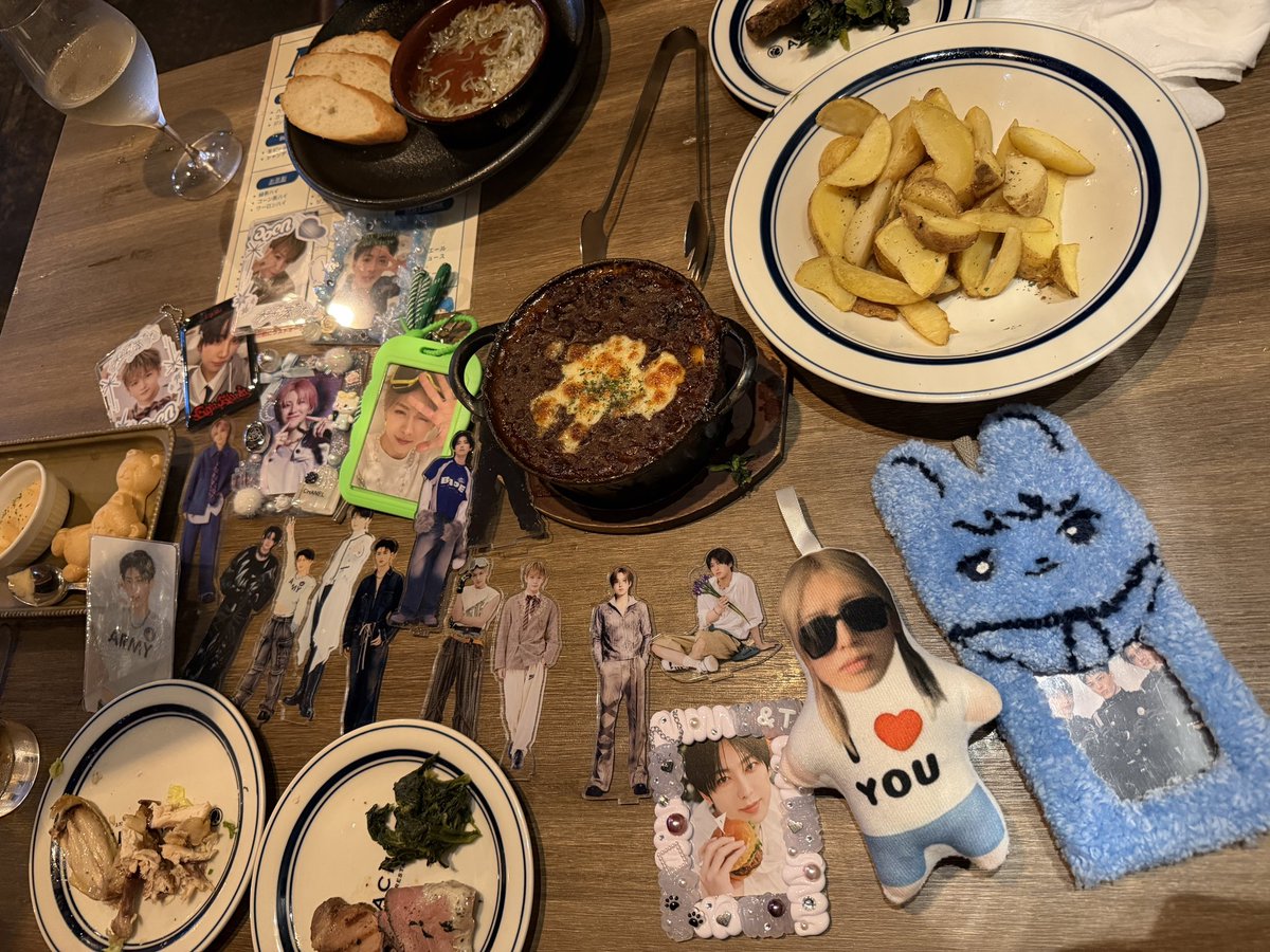lune06_29's tweet photo. ひっちゃかめっちゃかの写真🤣
さっちゃん何気にゆっくり話したの初めてだし、あこちゃん相変わらずバタバタだし😂又来てね🚄待ってるー https://t.co/oOF2MksrXJ
