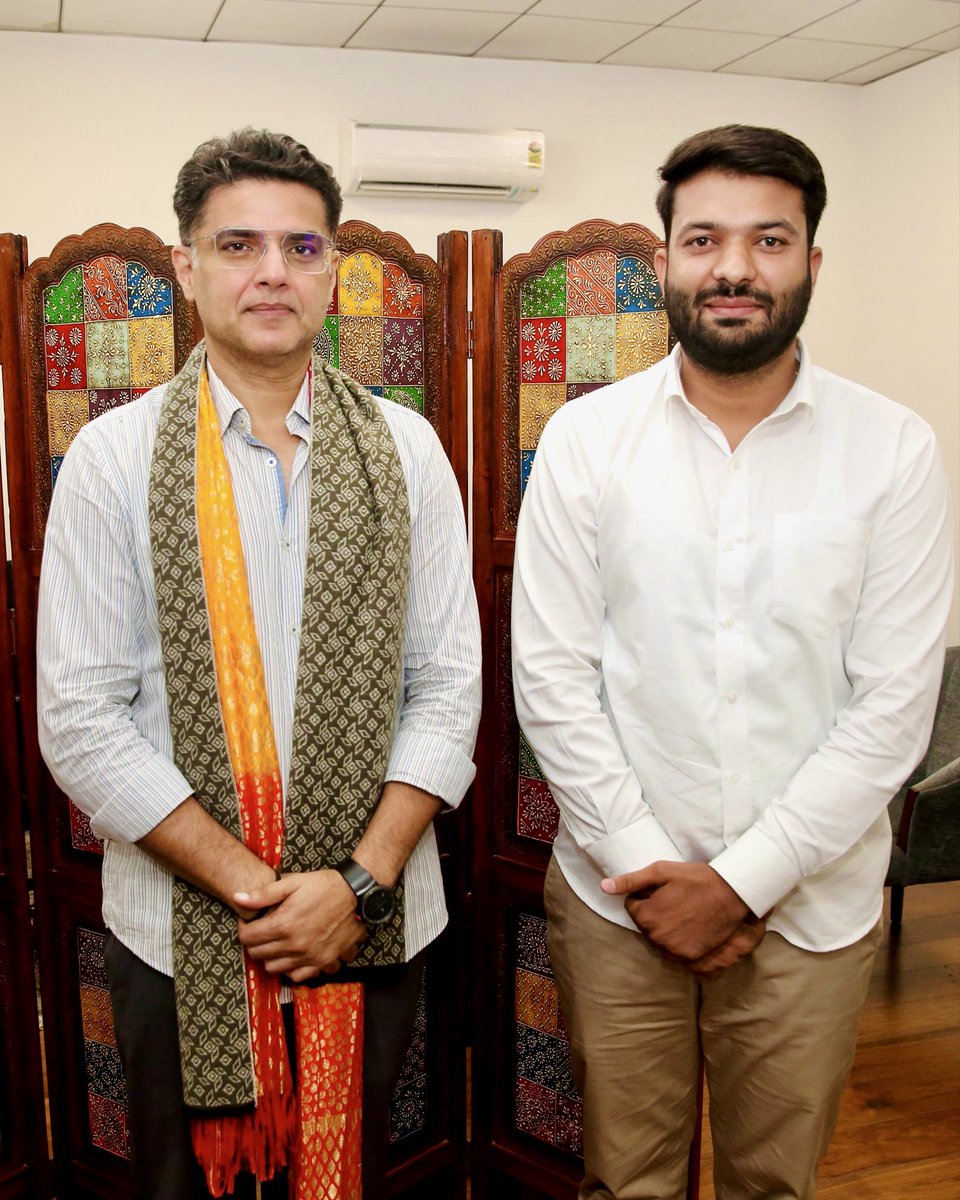 ShivprakashGjr's tweet photo. आज AICC राष्ट्रीय महासचिव एवं प्रदेश के जनप्रिय नेता आदरणीय श्री सचिन पायलट जी से जयपुर आवास पर शिष्टाचार मुलाकात कर मार्गदर्शन प्राप्त किया।

आपके विचारों से सदैव जनसेवा के कार्यों में निरंतर आगे बढ़ने की प्रेरणा मिलती है। @SachinPilot https://t.co/TFiehjjQGS