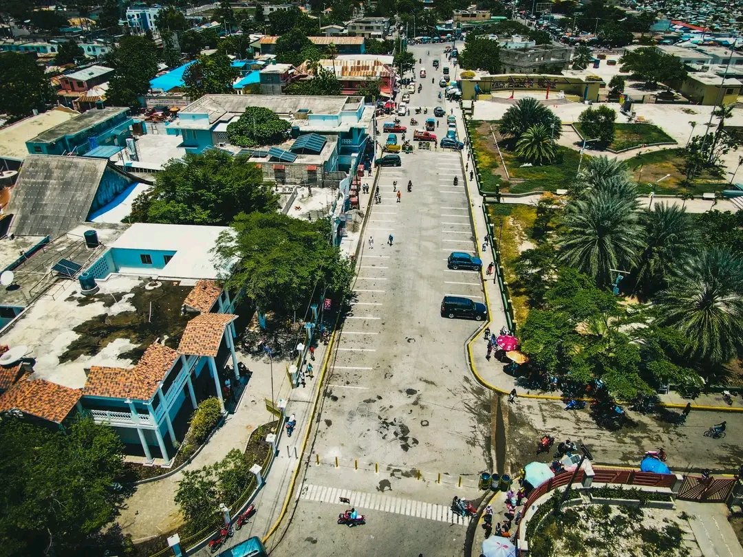 LaColombeNews7's tweet photo. Gonaïves : Modernisation des espaces publics. À la tête de la municipalité des Gonaïves, Gina Jeanty poursuit avec détermination sa vision de modernisation et de revalorisation du cadre urbain de la Cité de l’Indépendance. Sous son impulsion, la nouvelle équipe du Cartel municipal vient de franchir une étape majeure avec l’achèvement des travaux d’aménagement réalisés aux abords de la Mairie, de la Cathédrale et de la Place d’Armes. Ces réalisations traduisent une volonté claire de repenser les espaces publics, de mettre en valeur le patrimoine urbain et d’offrir aux citoyens comme aux visiteurs un environnement plus agréable, plus sécuritaire. Cette démarche s’inscrit dans une stratégie globale visant à embellir les Gonaïves. Par ailleurs, Gina Jeanty a annoncé, vendredi 24 juillet, l’adoption de nouvelles mesures visant à fluidifier la circulation au centre-ville. Ainsi, les rues Lozamart et Toussaint Louverture seront désormais à sens unique afin de réduire les risques d’embouteillage et d’améliorer la mobilité urbaine.#LCN