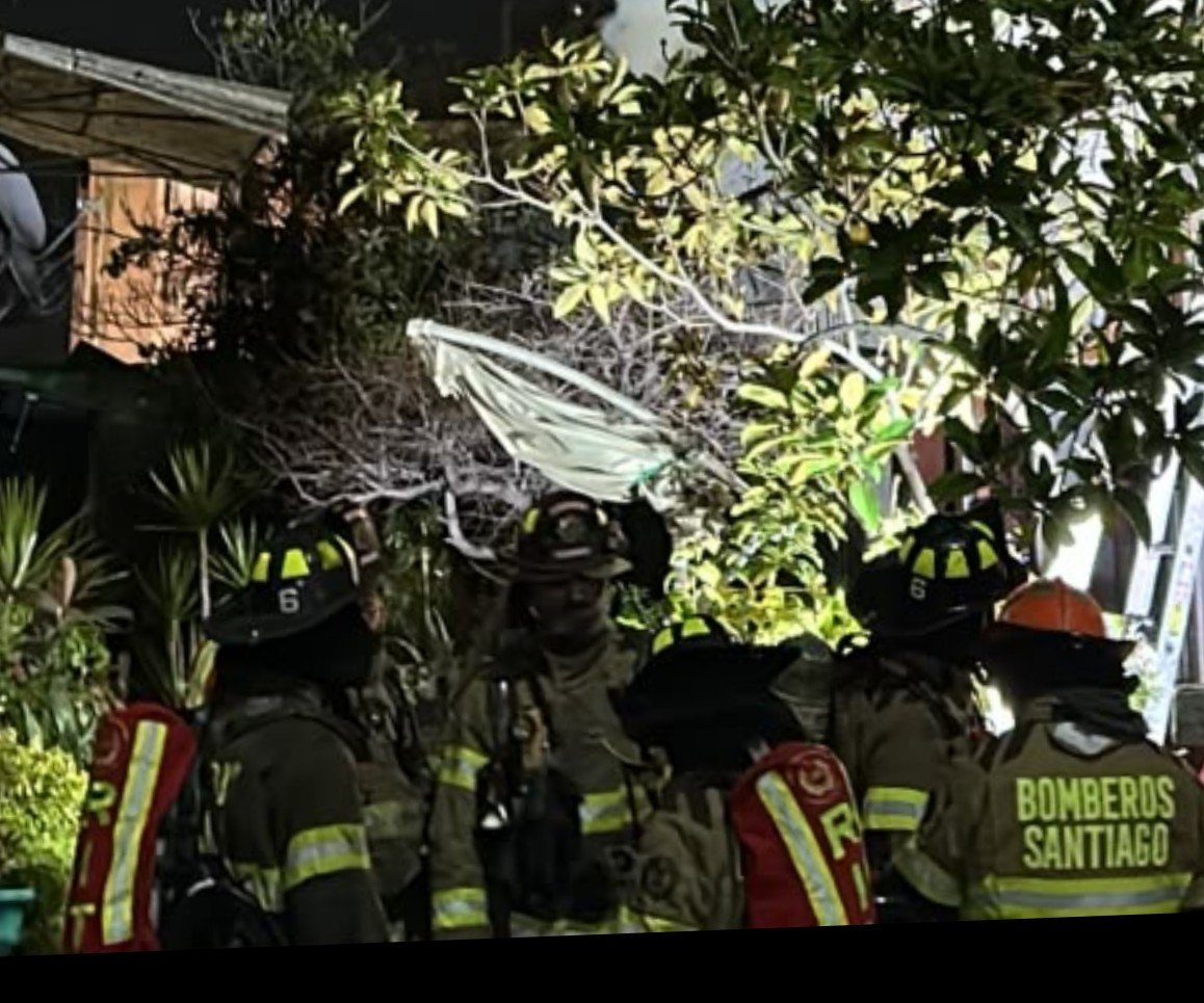 cbsantiago's tweet photo. 🔴 ESTA MADRUGADA, el Cuerpo de Bomberos de Santiago controló incendio que afectó cité en Esperanza con Mapocho, en la comuna de Santiago. Tres viviendas afectadas: 1 totalmente y 2 en forma parcial. 13 Compañías en el lugar. Oficial al mando: el @Comandantecbs.
@Muni_Stgo https://t.co/HEYueN2cFF