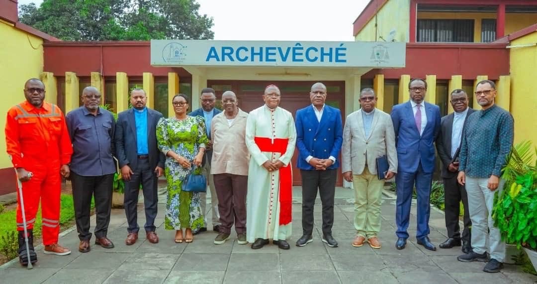 eale_patrick's tweet photo. Il y a des Congolais qui savent pertinemment que Kabila est en alliance avec Kagame, mais qui choisissent délibérément de faire semblant de l’ignorer. Pourquoi ? Parce que leur haine de Tshisekedi, « le Muluba »  assumée chez les uns, dissimulée chez les autres , est devenue si viscérale qu’ils préfèrent fermer les yeux sur la haute trahison de Kabila. Pourtant, tout le monde le sait et le voit : il est le commis de Kagame, son cheval de Troie, son maître d'ouvrage de la cinquième colonne.
​Peu importe, que cela coûte la vie à des milliers de Congolais. Peu importe que le pays sombre dans le chaos ou risque d’être « soudanisé ». Pour certains, tout est acceptable dès lors qu’il s’agit de combattre Tshisekedi.
​À un moment donné, il faut avoir le courage de nommer les choses et de dire les termes.
Dénoncer l’agression du Rwanda tout en restant silencieux sur l’implication de Kabila est une vaste escroquerie intellectuelle et une fraude innommable à l’honnêteté, surtout de la part des hommes qui affirment marcher dans la verité