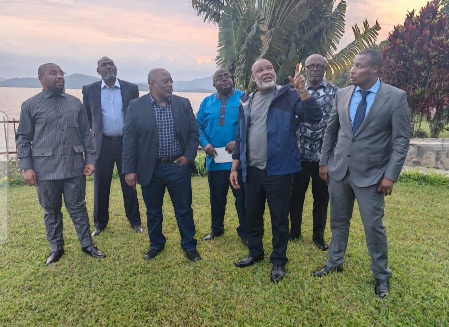 eale_patrick's tweet photo. Il y a des Congolais qui savent pertinemment que Kabila est en alliance avec Kagame, mais qui choisissent délibérément de faire semblant de l’ignorer. Pourquoi ? Parce que leur haine de Tshisekedi, « le Muluba »  assumée chez les uns, dissimulée chez les autres , est devenue si viscérale qu’ils préfèrent fermer les yeux sur la haute trahison de Kabila. Pourtant, tout le monde le sait et le voit : il est le commis de Kagame, son cheval de Troie, son maître d'ouvrage de la cinquième colonne.
​Peu importe, que cela coûte la vie à des milliers de Congolais. Peu importe que le pays sombre dans le chaos ou risque d’être « soudanisé ». Pour certains, tout est acceptable dès lors qu’il s’agit de combattre Tshisekedi.
​À un moment donné, il faut avoir le courage de nommer les choses et de dire les termes.
Dénoncer l’agression du Rwanda tout en restant silencieux sur l’implication de Kabila est une vaste escroquerie intellectuelle et une fraude innommable à l’honnêteté, surtout de la part des hommes qui affirment marcher dans la verité