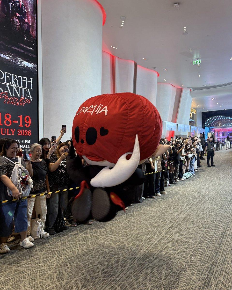 elonehianiii's tweet photo. ใครว่าหลานผมบินไม่ได้ มาดู!!!

PERTHSANTA NEVER ENOUGH

#PerthSantaConcertD2 https://t.co/DAEFAeC6Vn