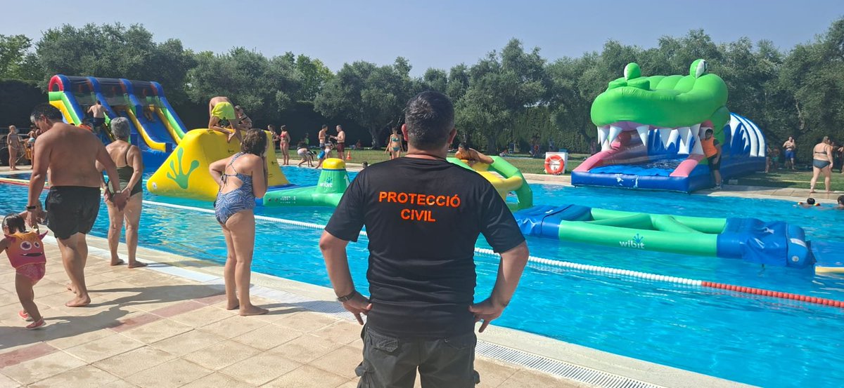 AvpcVilafant's tweet photo. Aquest matí som presents a la piscina municipal de Vilafant amb motiu de l'activitat dels inflables per a la mainada, vetllant per la seguretat i el bon desenvolupament de la jornada.
@AjVilafant 
@semgencat https://t.co/PKLianvlBB