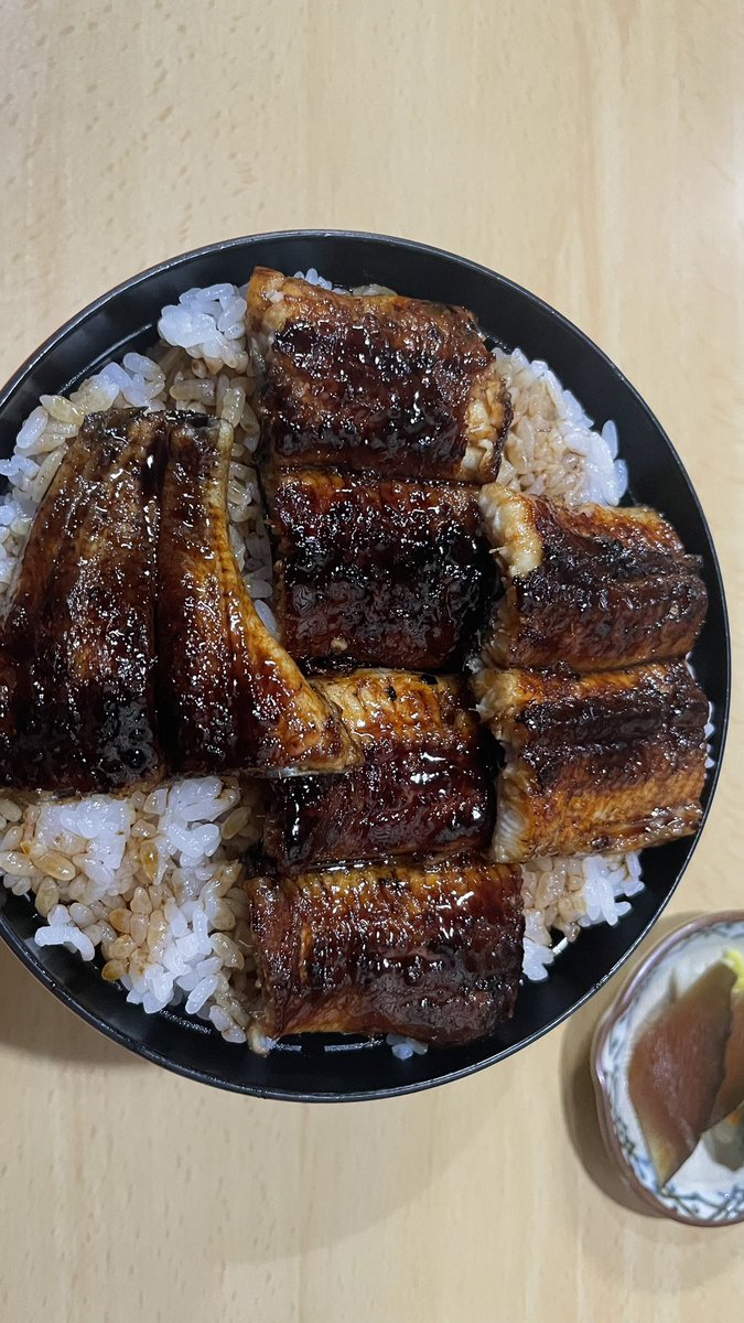 kono314's tweet photo. 土用の丑には1週間早いけど、フライングで鰻食べてきた！

開店30分で「���り切れ」の看板が出てて流石にびっくり。

これで夏のパワーチャージは完璧。

さて、お腹いっぱいやし今夜はゆっくり過ごしますか。

あ、こんばんは！ https://t.co/a930ovTFhF