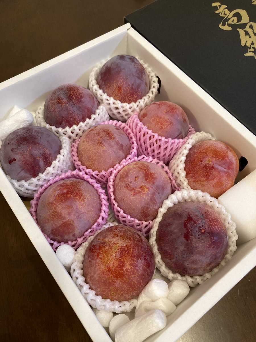 ray_tea_t's tweet photo. 今日は美味しいもの尽くし。
ふるさと納税ですもも貴陽が届きました。すぐにひとつを夫と半分こ。
あまぁぁぁうまぁぁぁ🤤💕

来年はサマーエンジェルも頼んでみます💪
(美味しいものにお詳しい女神さま方の投稿を拝見し、心に決めております🙏) https://t.co/JTDLFKkIHi