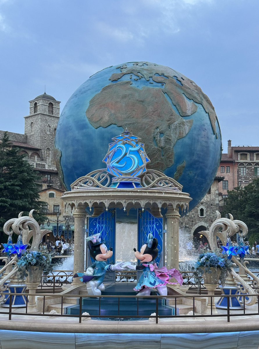 mi_sa331_'s tweet photo. やっと来れたシー25周年🌊💙🩵
夏のディズニーは本当に暑い☀️🥵🔥
25周年のショーにリゾートラインが
中止に運休で悲しすぎたよ😭😭💔
まぁ、また来よう🌊💙🩵

25周年フード美味しかった😋🔵

#東京ディズニーシー 
#東京ディズニーシー25周年 
#スパークリングジュビリー 
#tokyodisneysea https://t.co/k0WPTxxKZl