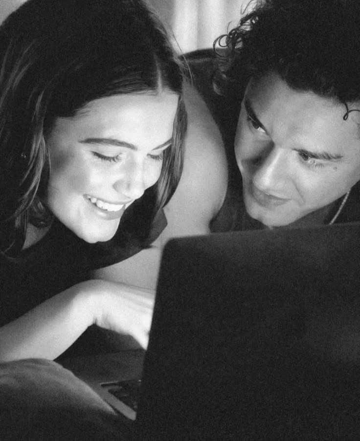 lostinstylees's tweet photo. the way garrett looks at hannah here, and they were only in a fake relationship https://t.co/yUshDPdtAL