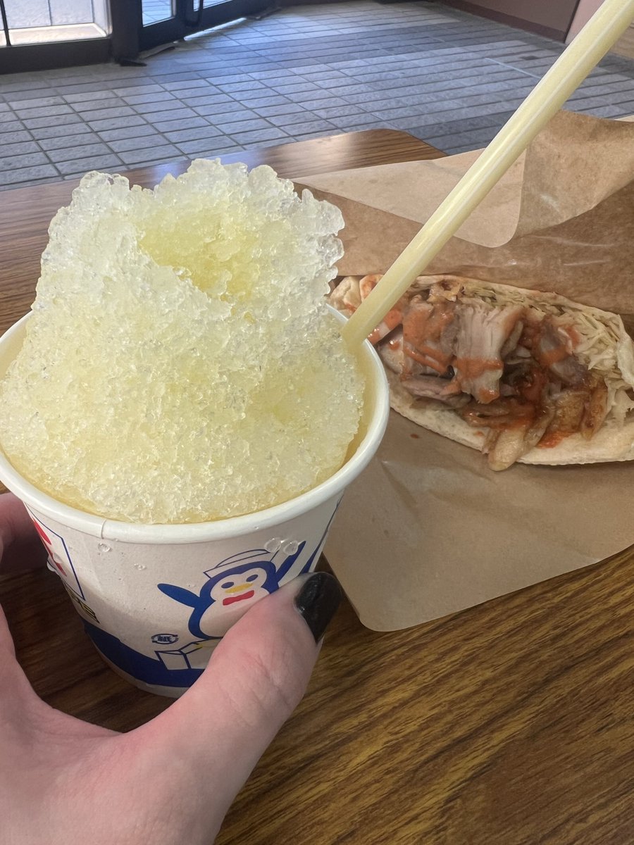 これは無加工のかき氷🍍とケバブ