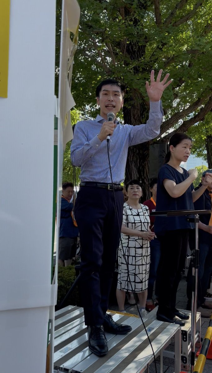 aiindigo's tweet photo. 山添拓さんと福島みずほさんのスピーチを聞けた。
誰が国民に寄り添っているのか分かる。
間近で見た山添さんは細身で、よくめちゃくちゃな政治と日々沈着冷静に闘ってくれていると思った。
あと今回ずっと手話がついていた。
#国会正門前大行動0719 https://t.co/7S99AokDEC