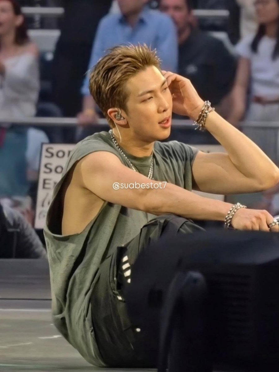 BTStoleMyTidies's tweet photo. EXCUSE ME SIR????????? WHAT THE FUCK ??????????????? https://t.co/cxuJnxHcfs