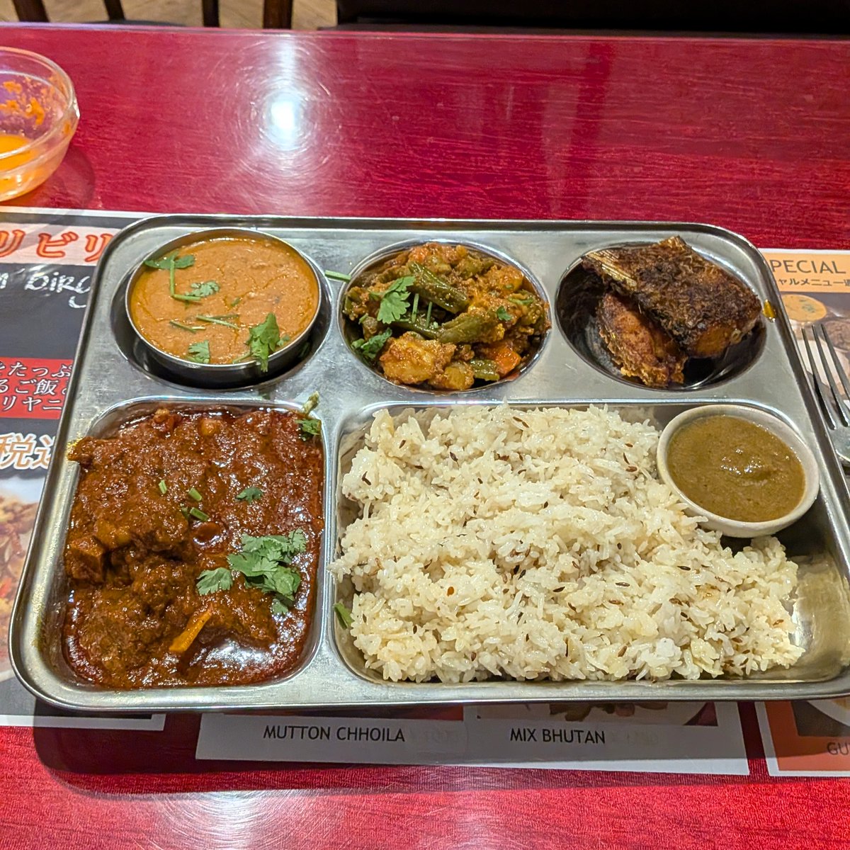 VinFeluca's tweet photo. 高砂のプルナディープで
WEEKEND SPECIAL SET

TOMATO CHUTNEYにしては色が悪く見えるけどパクチーと青唐辛子が入ってるらしく、これがすごく美味しい！

JEERA RICEはしっかりとクミンの香りが立ってて、これまた美味しい！

右上のFISH FRYはパンガシウスだけど皮が香ばしく揚げられている。 https://t.co/hloiQ9HEg2