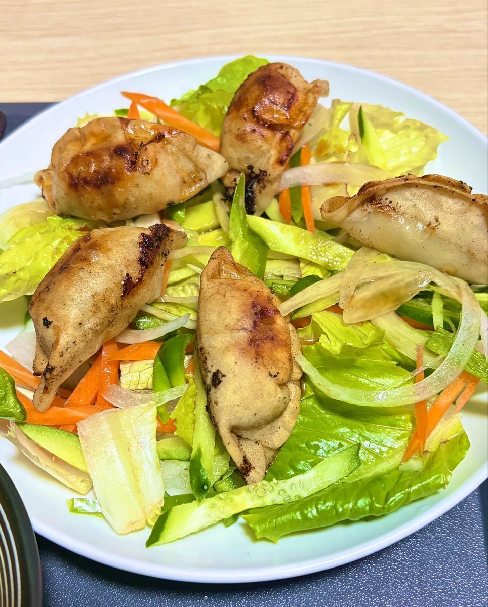 sala008145's tweet photo. 今日7/19のご飯

・揚げ餃子サラダプレート
・焼き煮浸し

頂き物や購入した冷凍餃子がたくさんあったのでトッピングで使いました🥟
また、最近はお肉だけだったので野菜不足💦
私は野菜が体に合ってるみたいです🤭
#晩ご飯 #餃子 #野菜生活 #ご飯好き https://t.co/oX6arpUnPA